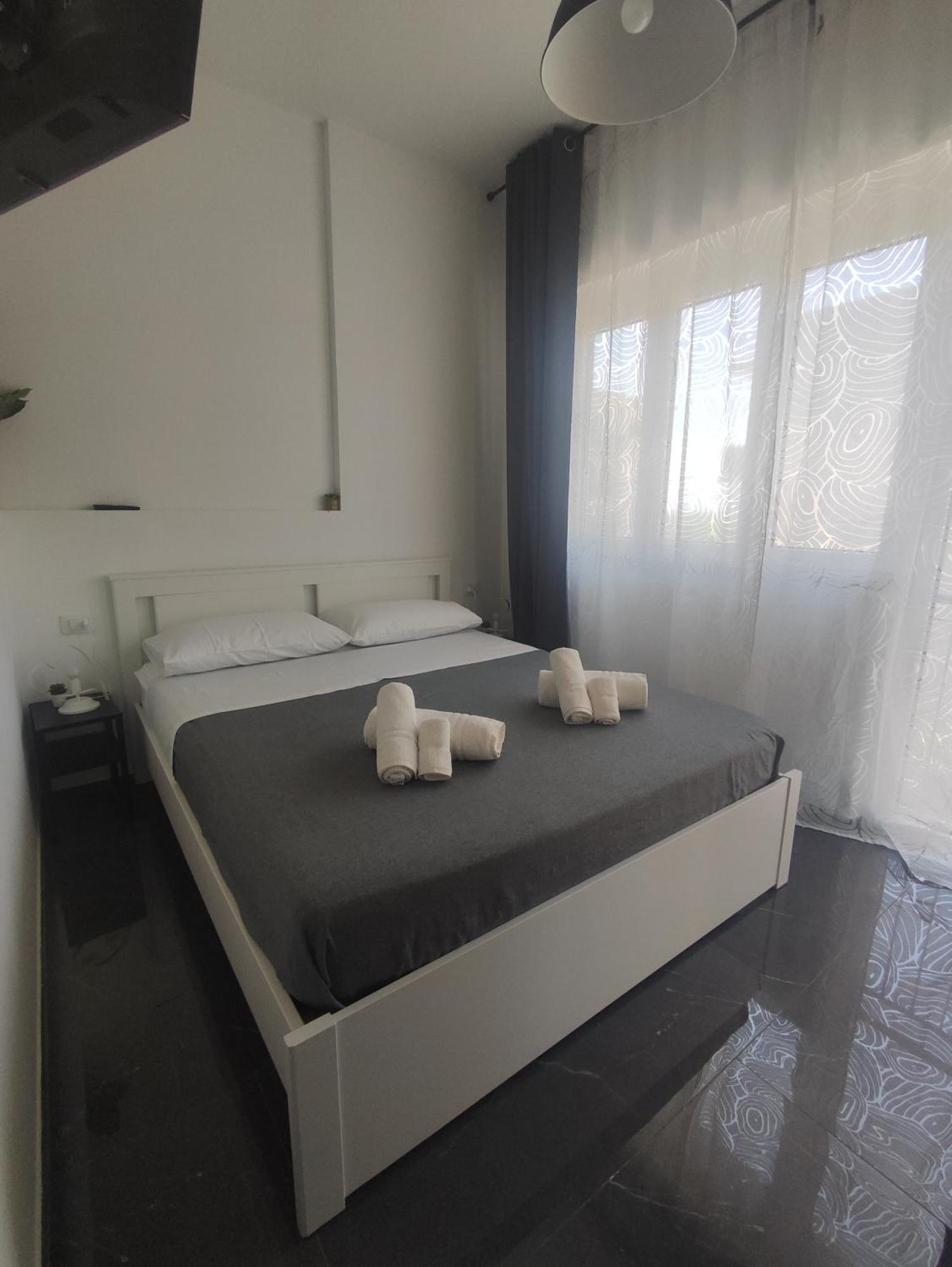 Oniria Suite - 100 Mt Dal Mare แตร์ราชินา ภายนอก รูปภาพ